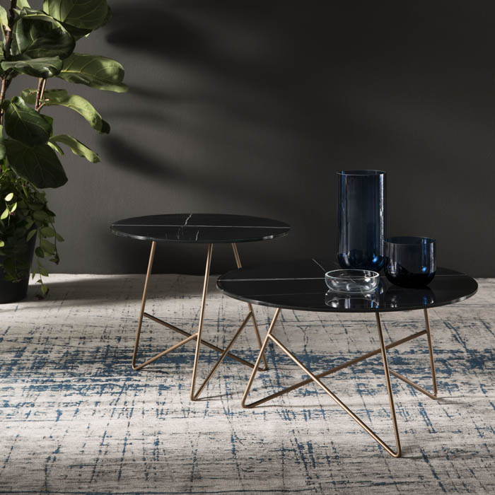 Tavolini Ermione con gambe oro e top in vetro marmo