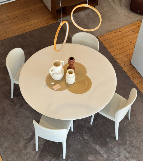 Tavolo botero in argilla e sedia daisy in pelle di Cattelan