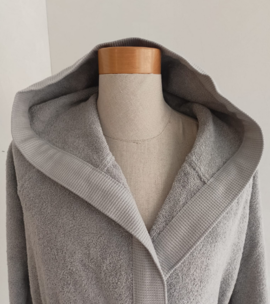 accappatoio grigio cappuccio