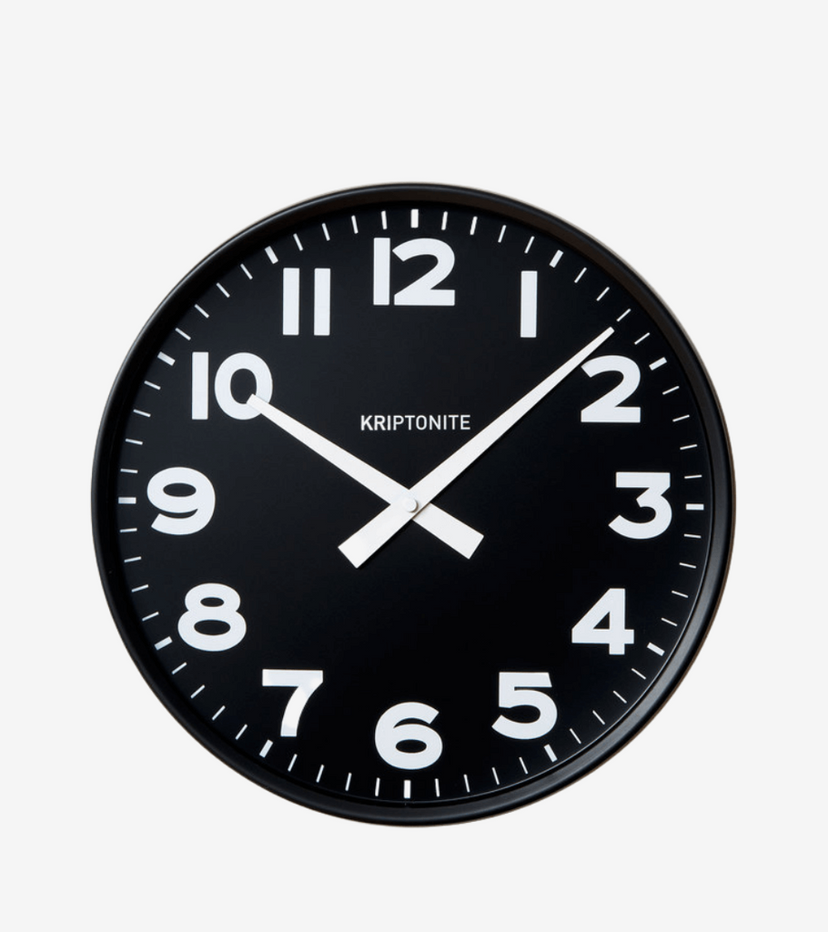 Grande orologio da parete in metallo nero Grande orologio da parete in metallo nero
