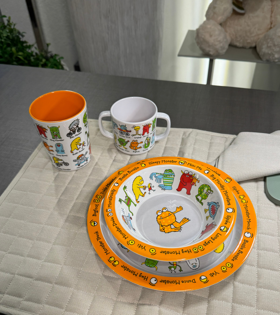 piatto fondo e piano bicchiere tazza con mani mostriciattoli