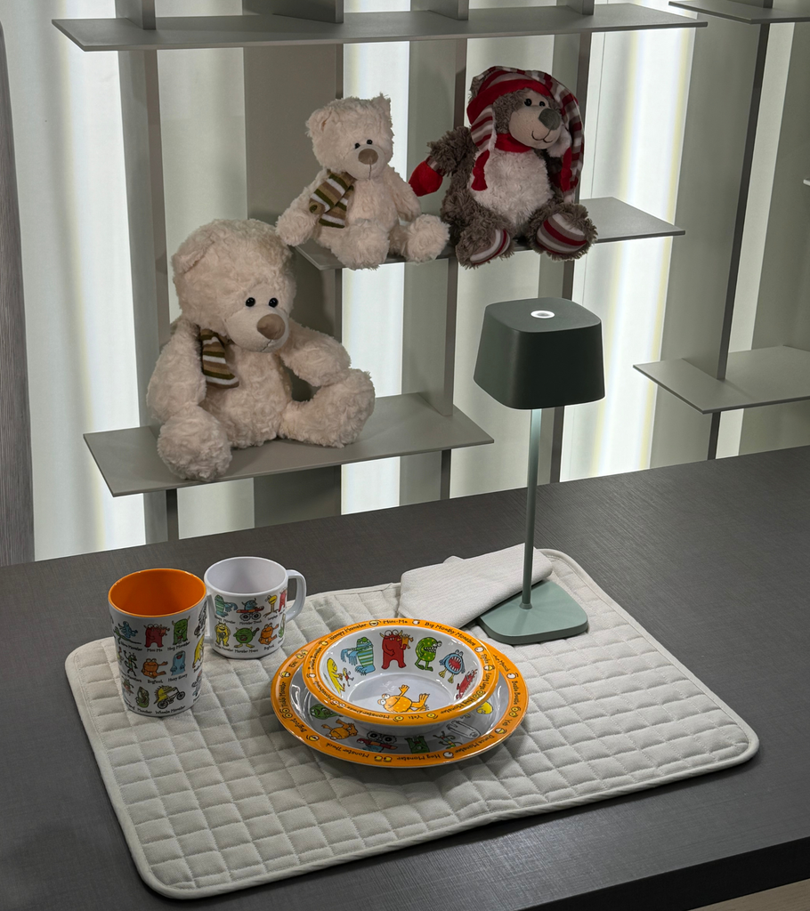 piatto fondo e piano bicchiere tazza con mani mostriciattoli bimbi