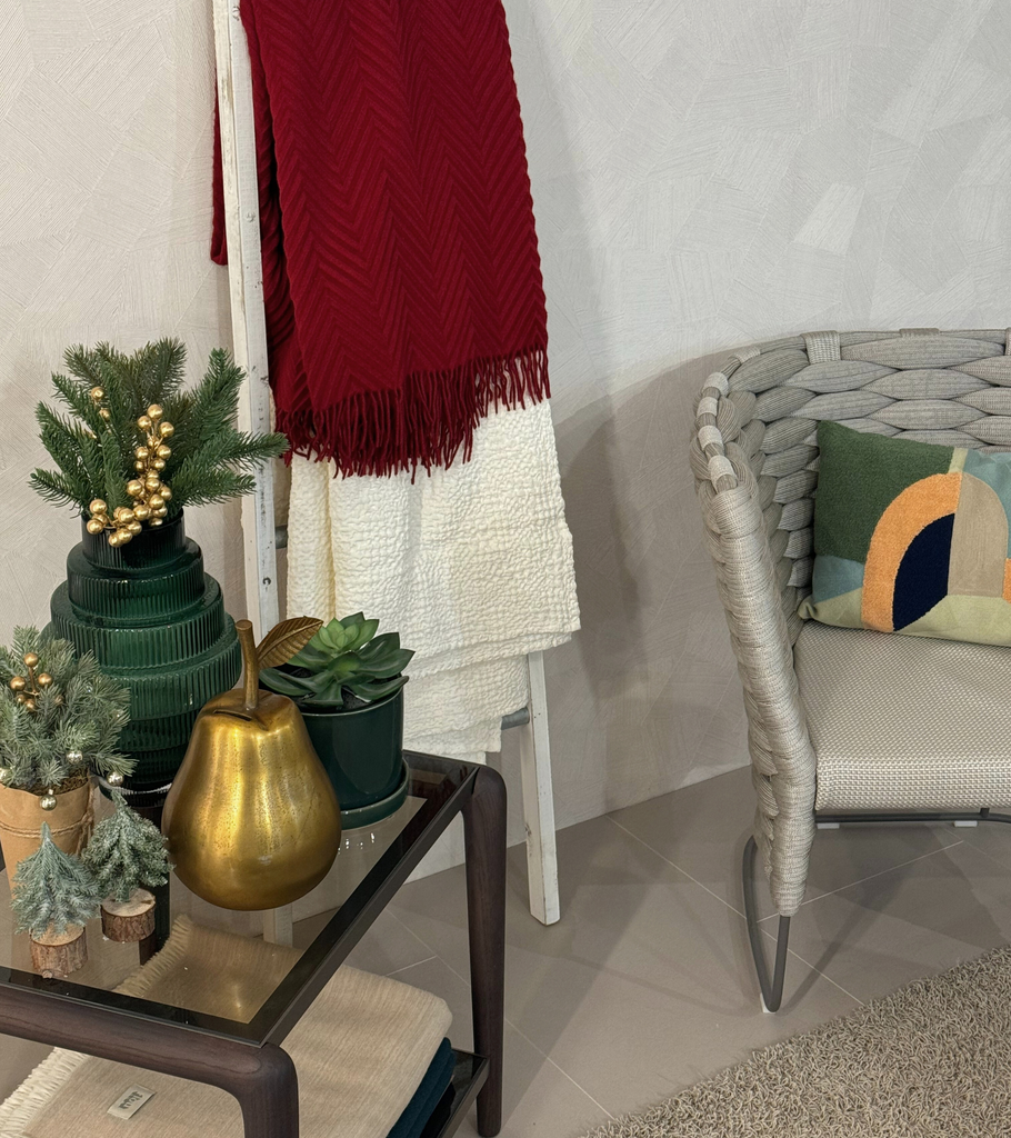 plaid rosso cuscino pera oro alberelli vaso verde