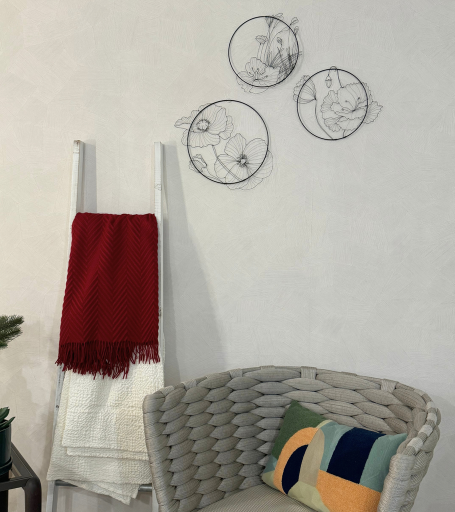 plaid rosso cuscino anelli decorativi fiori