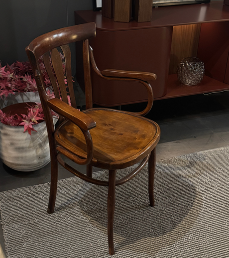 poltroncina con braccioli thonet