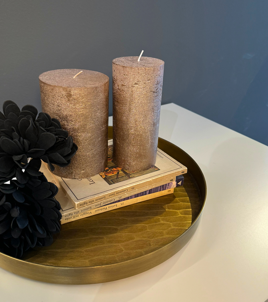 vassoio piccolo in metallo e candela bronzo